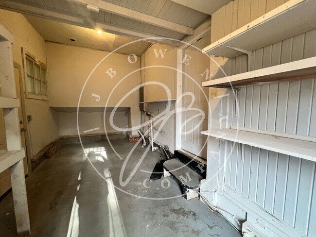 Building Photo - "Charming 3-Bedroom with 2 Full Baths in t...