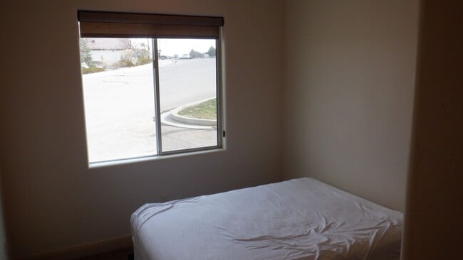 Building Photo - Furnished! 2 bed / 1 bath Condo  North End of Town