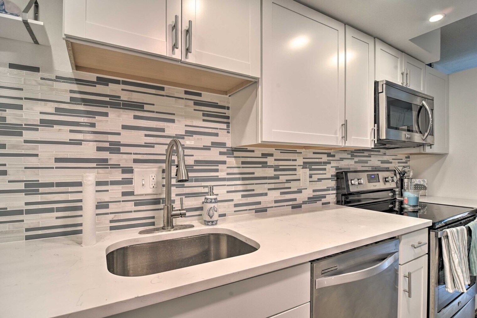 Building Photo - 8931 Blind Pass Rd