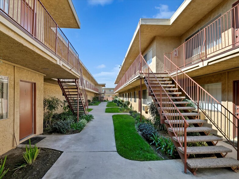 Building Photo - 15120 Woodruff Ave