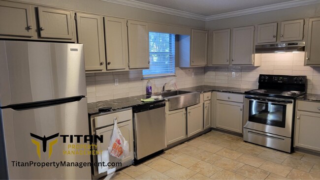 Building Photo - Remodeled 2Bed/1Bath Apartment