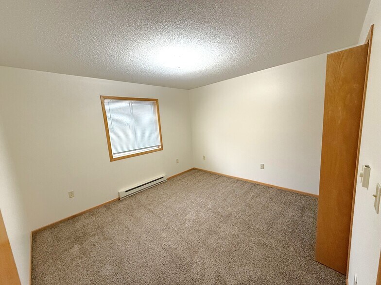 Building Photo - 343 Twin Oak Dr