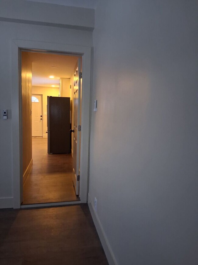 Building Photo - Quaint Newly-renovated Bungalow