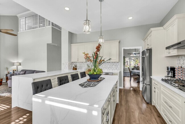 Building Photo - 2435 Pinehurst Ct