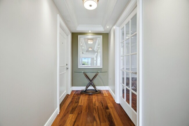 Building Photo - 2901 S Palm Aire Dr