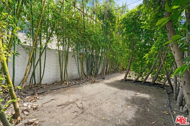 Building Photo - 612 Huntley Dr