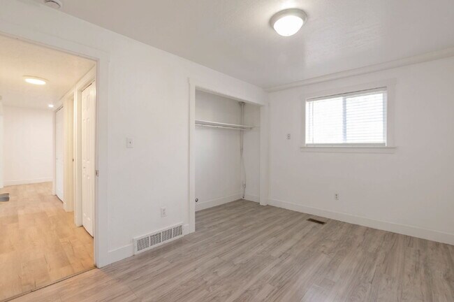 Building Photo - North Salt Lake 2 BD 1 BA - $500 Amazon Gift Card!! - $500.00 Security Deposit OAC -Brookside Lof...