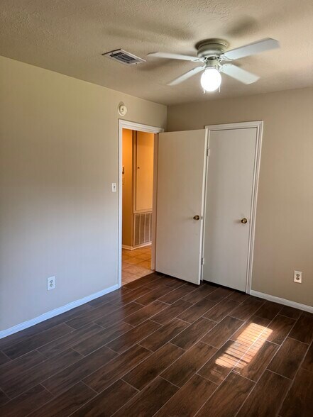 Building Photo - 9811 Charter Ridge Dr