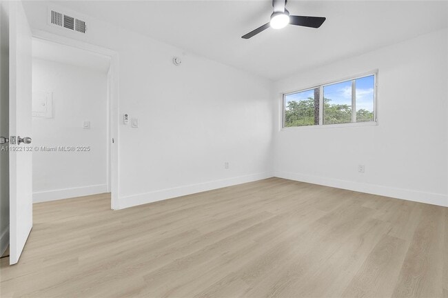 Building Photo - 12101 NE 6th Ave