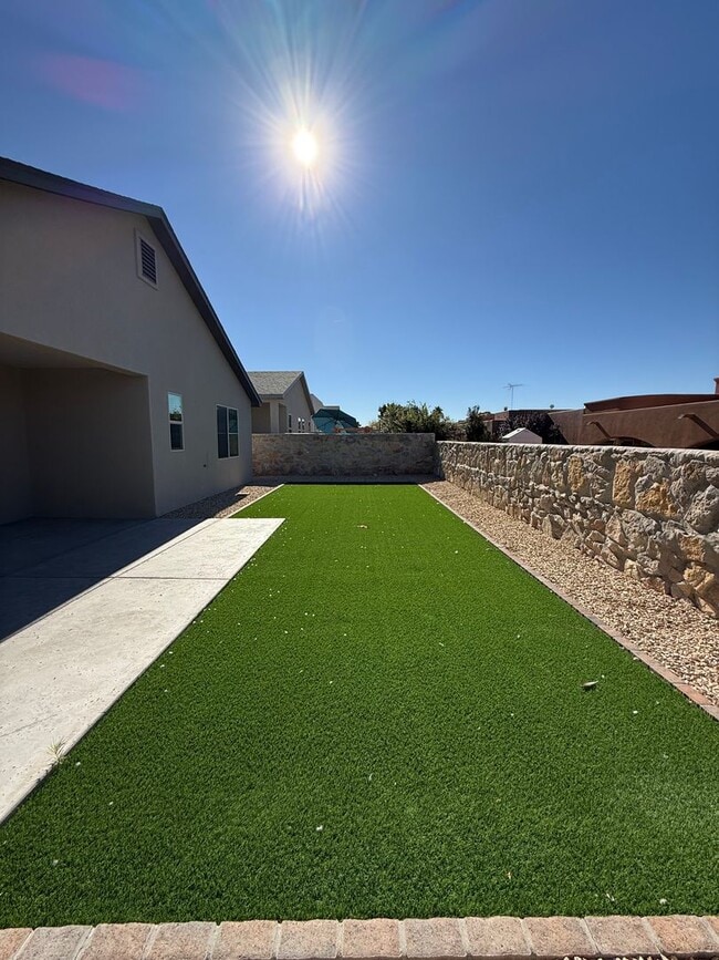 Building Photo - Modern 3 Bed, 2 Bath Home