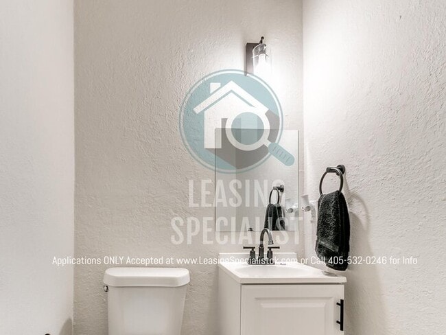 Building Photo - Adorable Norman 3 Bed 1.5 Bath House!