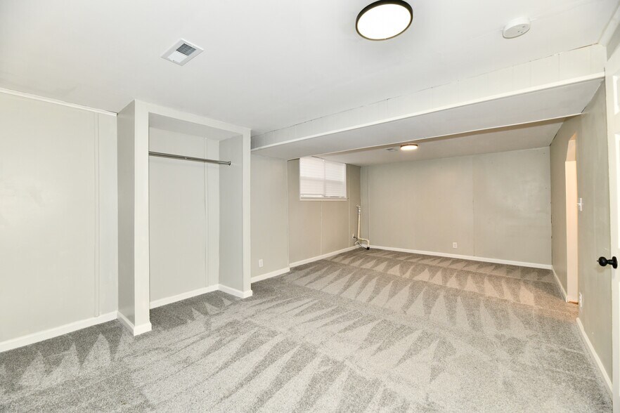 Building Photo - 5831 Suburban Dr