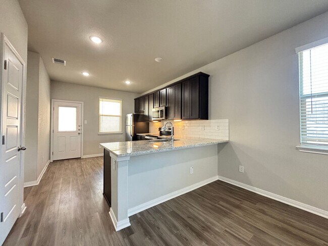 Building Photo - Luxury Living in the Heart of Cibolo!