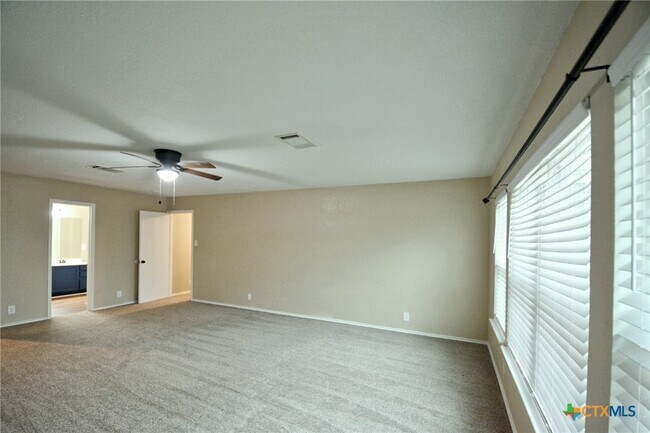 Building Photo - 744 Pinehurst Dr