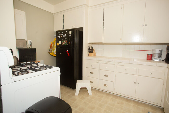 Kitchen - 5968 San Vicente Blvd