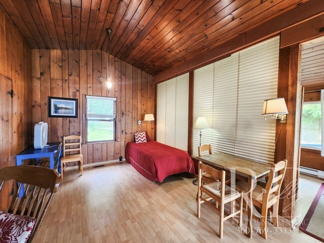 Building Photo - Seasonal Escape on Serene No-Bank Waterfro...