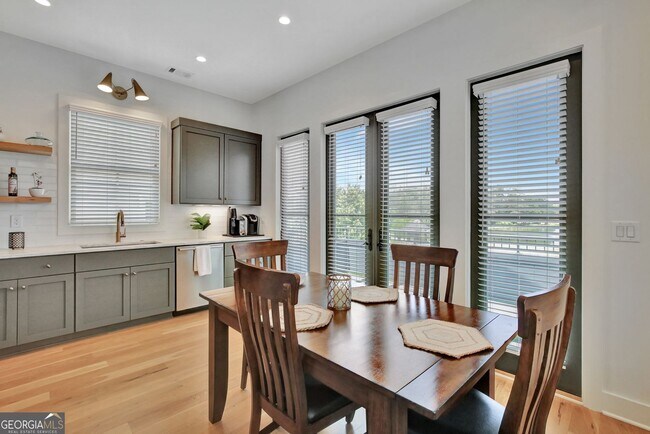 Building Photo - 2bd/2.5ba in Trilith. LakeFront Views!