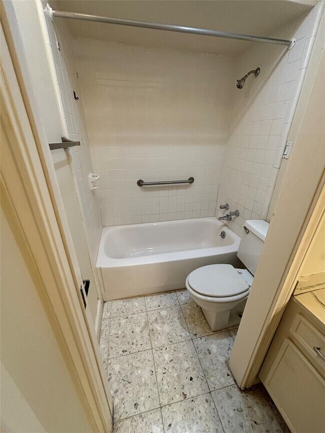 Building Photo - 2727 Briarhurst Dr