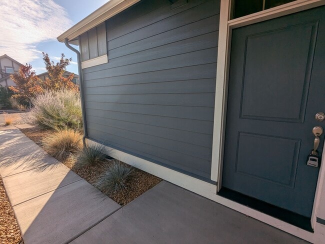 Building Photo - Newer 3 bedroom plus Den and Amenities in The Bridges