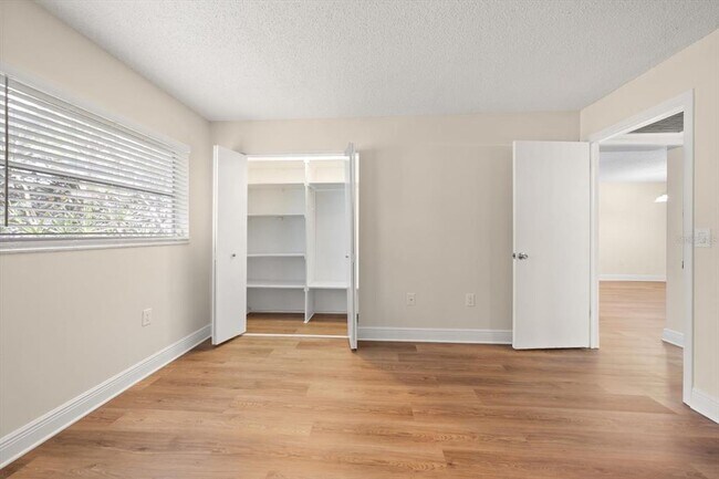 Building Photo - 1975 W Bay Dr