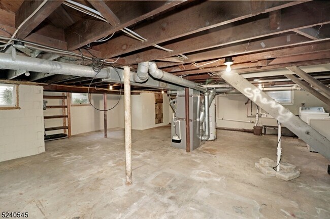 Building Photo - 10 Cedar Ln