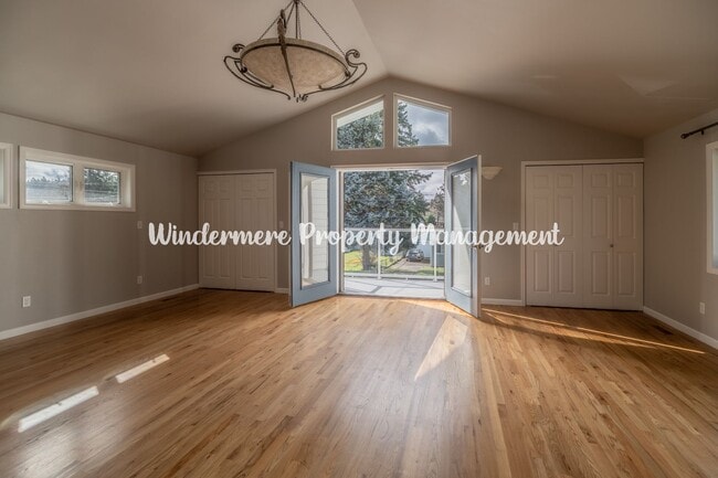 Building Photo - Beautifully Remodeled 2 bedroom in convenient location, private balcony, over sized garage, A/C a...