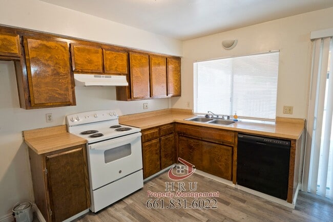 Building Photo - SW-Bakersfield 3 bedrooms 1 baths