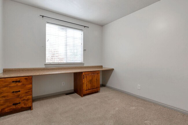 Building Photo - Spacious Home w attached 2 car garage