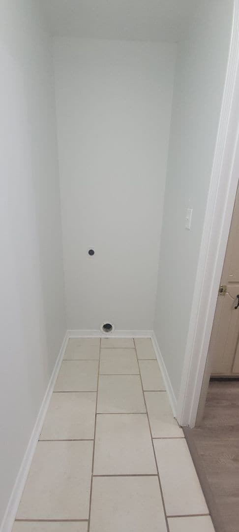 Building Photo - Beautiful 3 bedroom/2 bath with fireplace and huge covered back patio!