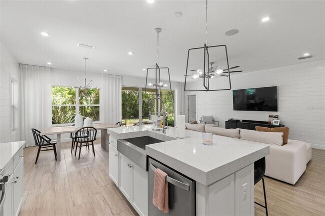 Building Photo - 5412 Silver Sun Dr