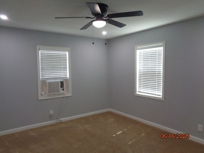 Building Photo - Cute and Cozy Ranch Style Home in East Lan...