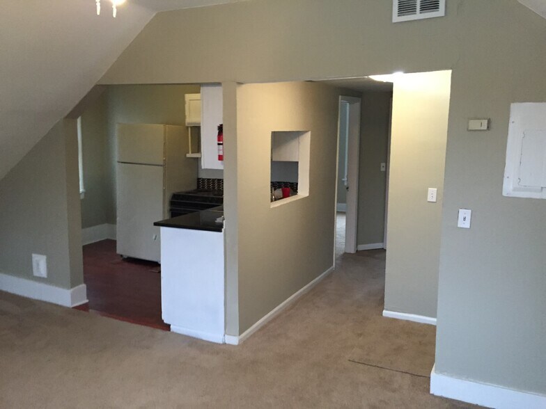 Building Photo - 920 W 3rd St