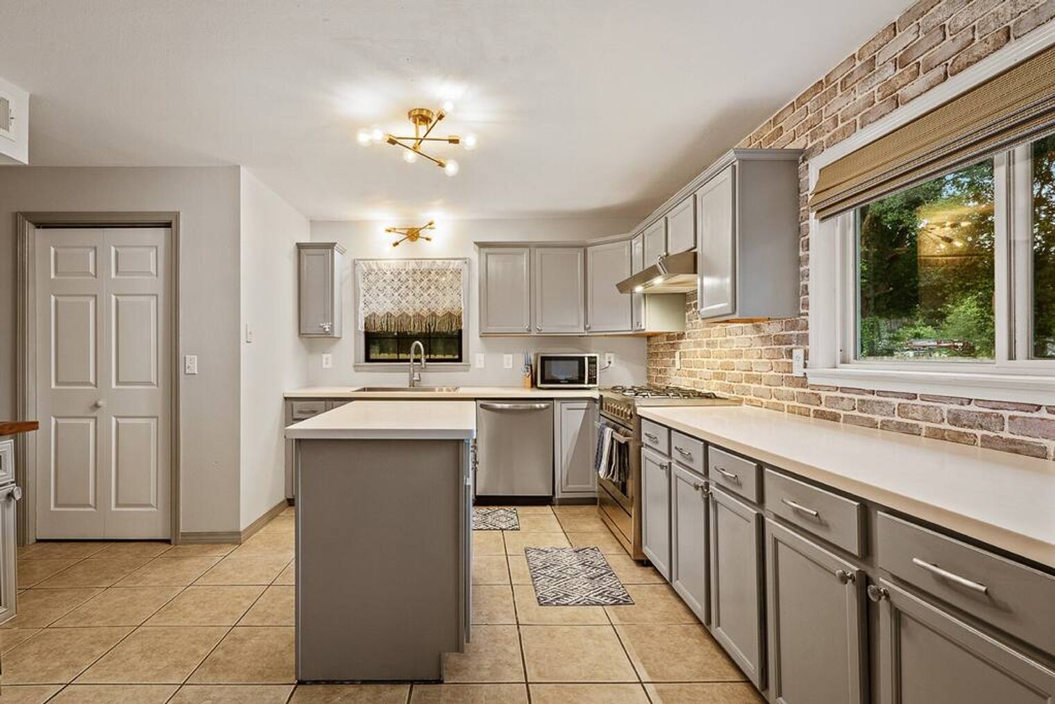 Building Photo - 2 Mead Dr