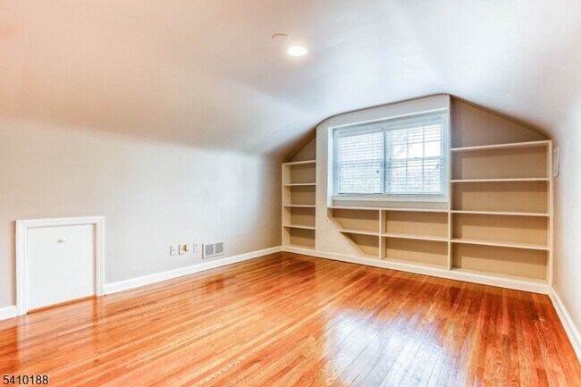 Building Photo - 11 Wordsworth Rd