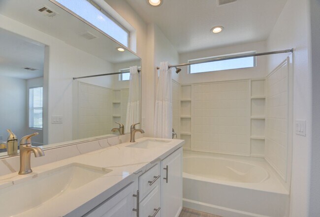 Building Photo - 2 Story 2 Bedroom Gated Community Amazing Location