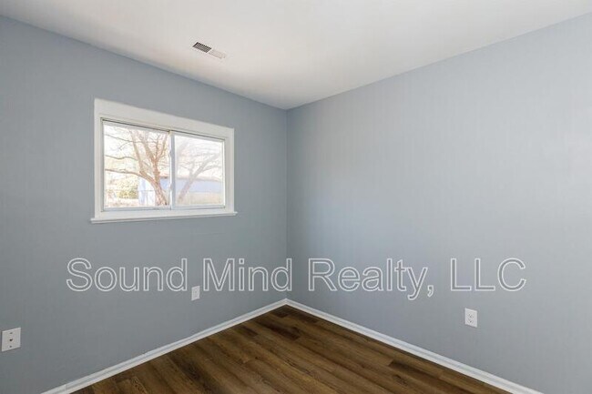 Building Photo - 2624 Sanderford Rd