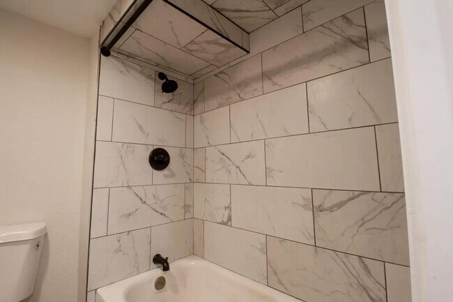 Building Photo - 4 Bedroom 3 Bathroom 2 Car Garage