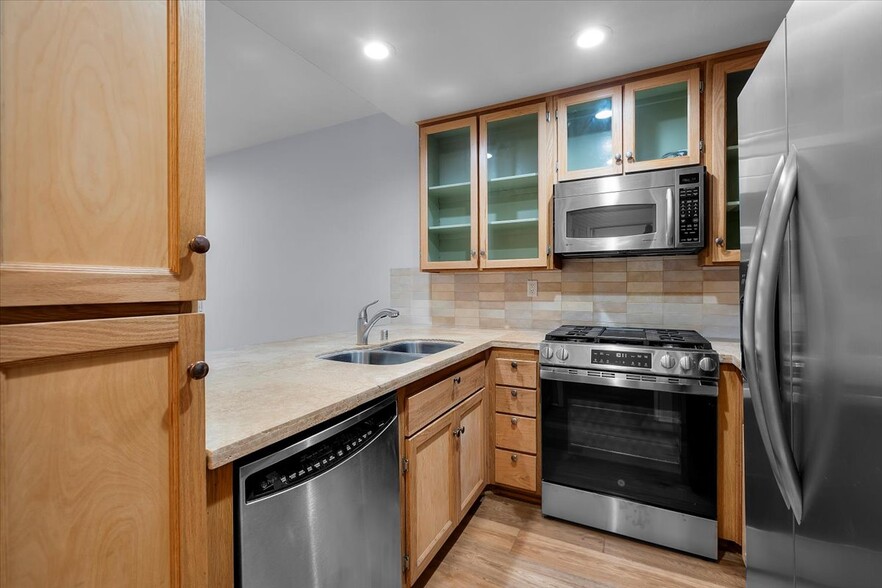 Building Photo - 8505 Gulana Ave