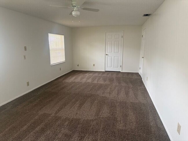 Building Photo - Lovely 1/2 Duplex in St Cloud