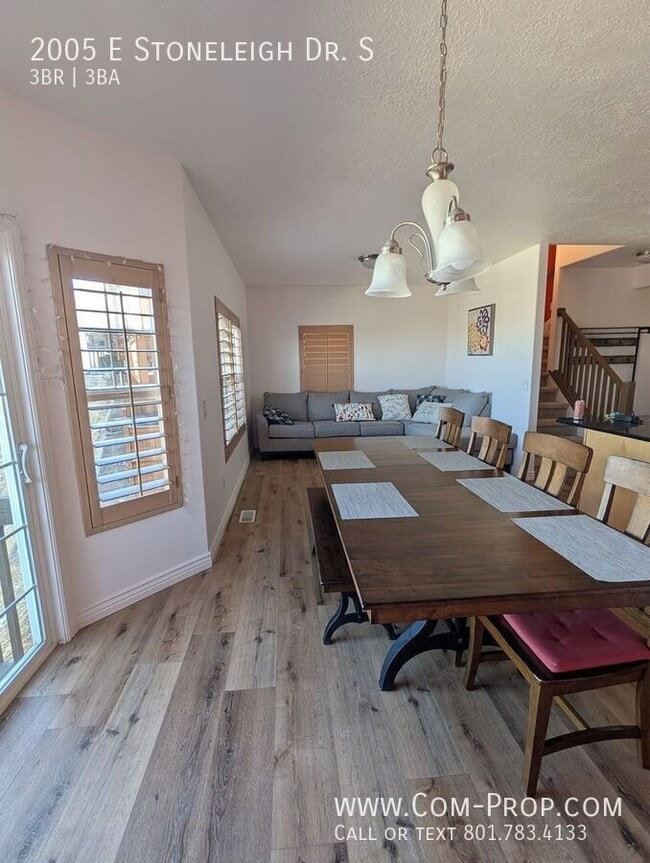 Building Photo - 2005 Stoneleigh Dr S