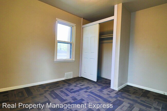 Building Photo - 3 br, 1 bath House - 2905 E 19th Street