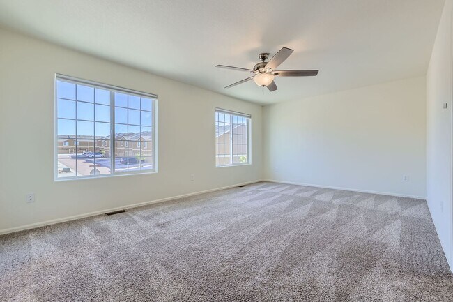 Building Photo - 3 bedroom townhome on north side, attached...