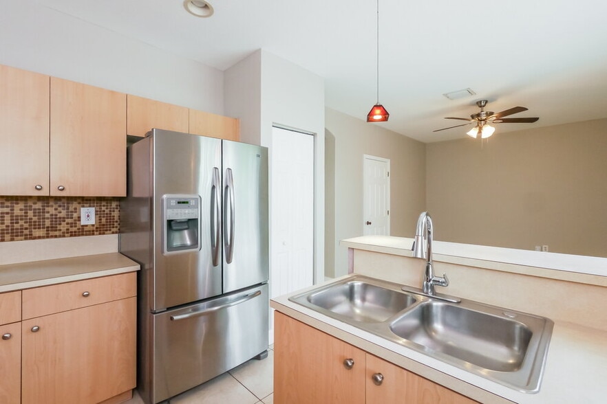 Building Photo - 2025 SE 14 St