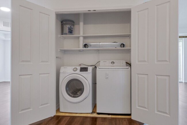 Building Photo - Stylish Longmont Condo with Vaulted Ceilings and Modern Upgrades