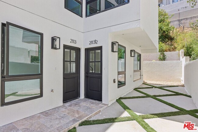 Building Photo - 2113 Holly Dr