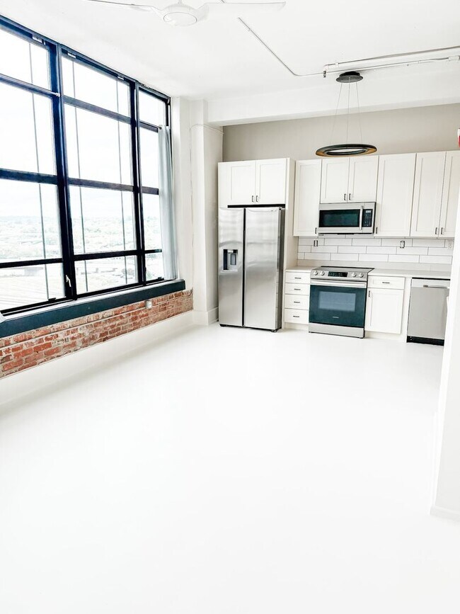 Building Photo - AVAILABLE AUGUST 21st!!!!! Gorgeous 2 bedroom 1 bath Condo on Gay Street in downtown Knoxville!!!