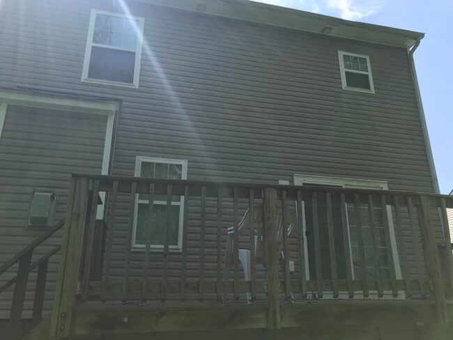 Building Photo - 3 Bdrm/2.5 Bth Home Located Close to I-95
