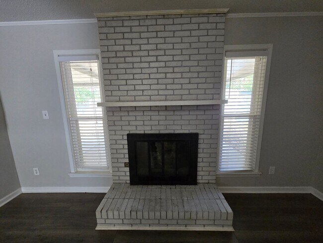 Building Photo - Living Room & Den in Dalraida