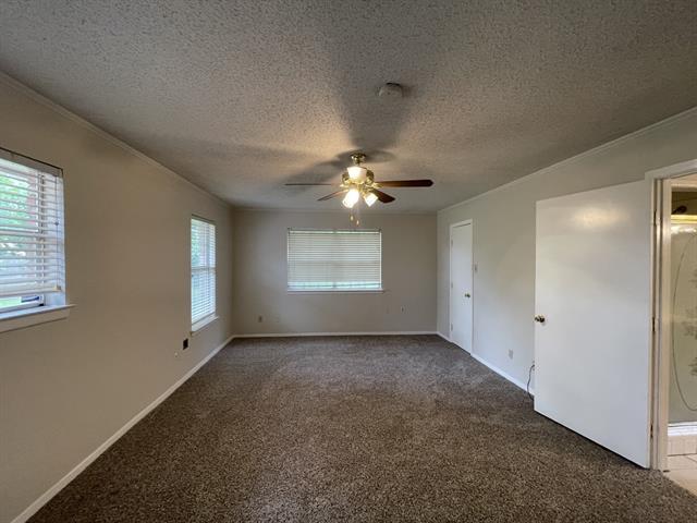 Building Photo - 705 White Oak Ln