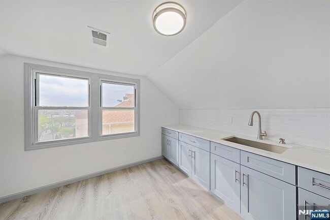 Building Photo - 170 Sunset Ave